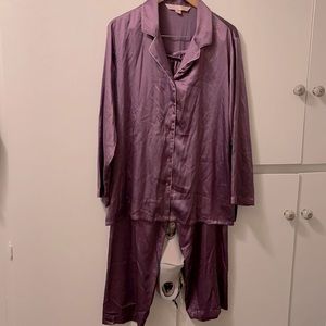 Victoria’s Secret Satin pajama set. Size L.